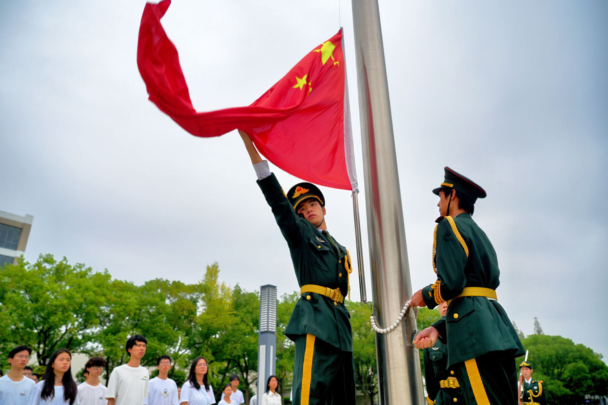 学校举行庆祝中华人民共和国成立76周年升国旗仪式